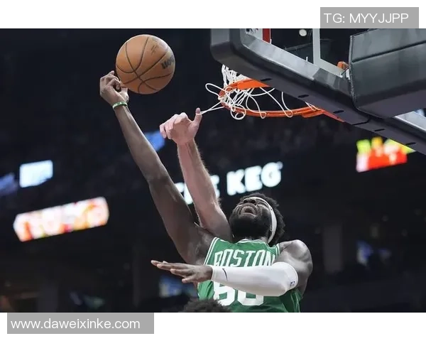篮网与凯尔特人激战正酣双方球员表现抢眼精彩瞬间回顾